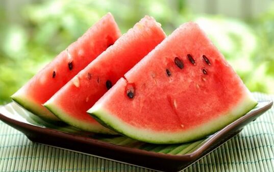 Sandia dieta batean, egunean hainbat kilo baia kontsumitu behar dituzu. 